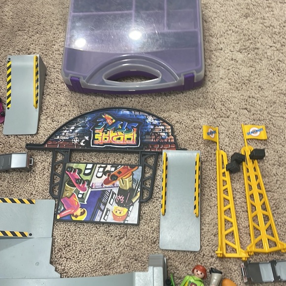 Playmobil skate park set ramps characters skateboards & carrying case great set - Picture 2 of 9